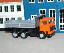 Herpa 800502. Volvo F10. Lastbil med tiplad.