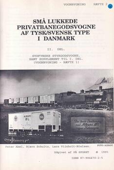 PÅ SPORET. Små lukkede privatbanegodsvogne.