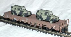 Märklin 46967. 2 x danske "MB Wolf" på jernbanevogn.