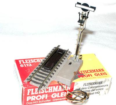 Fleischmann 6113 B. Afkoblingsskinne med mast,elektrisk betjent.