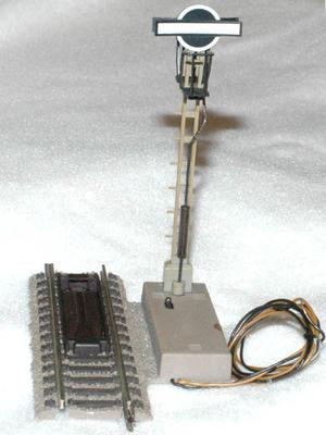 Fleischmann 6113 BX. Efkoblingsskinne med mast, elektrisk betjent.