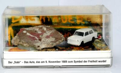 S.E.S. 1010. Trabant med original stylkke af Berlinmuren.