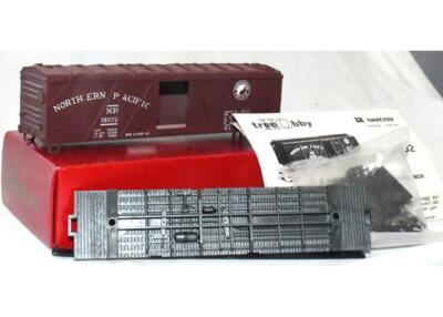 Rivarossi 12302. Box Car. NORTHERN PACIFIC.