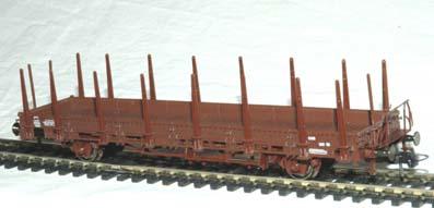 Roco 46544. DSB åben godsvogn med støtter.