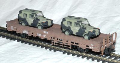 Märklin 46967. 2 x danske "MB Wolf" på jernbanevogn.