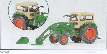 Preiser 17923. Traktor med BAAS-Lader.